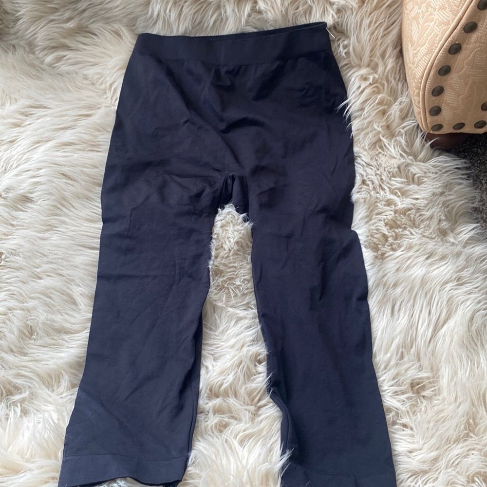 Lane Bryant Cacique shaking capri pants A/B black